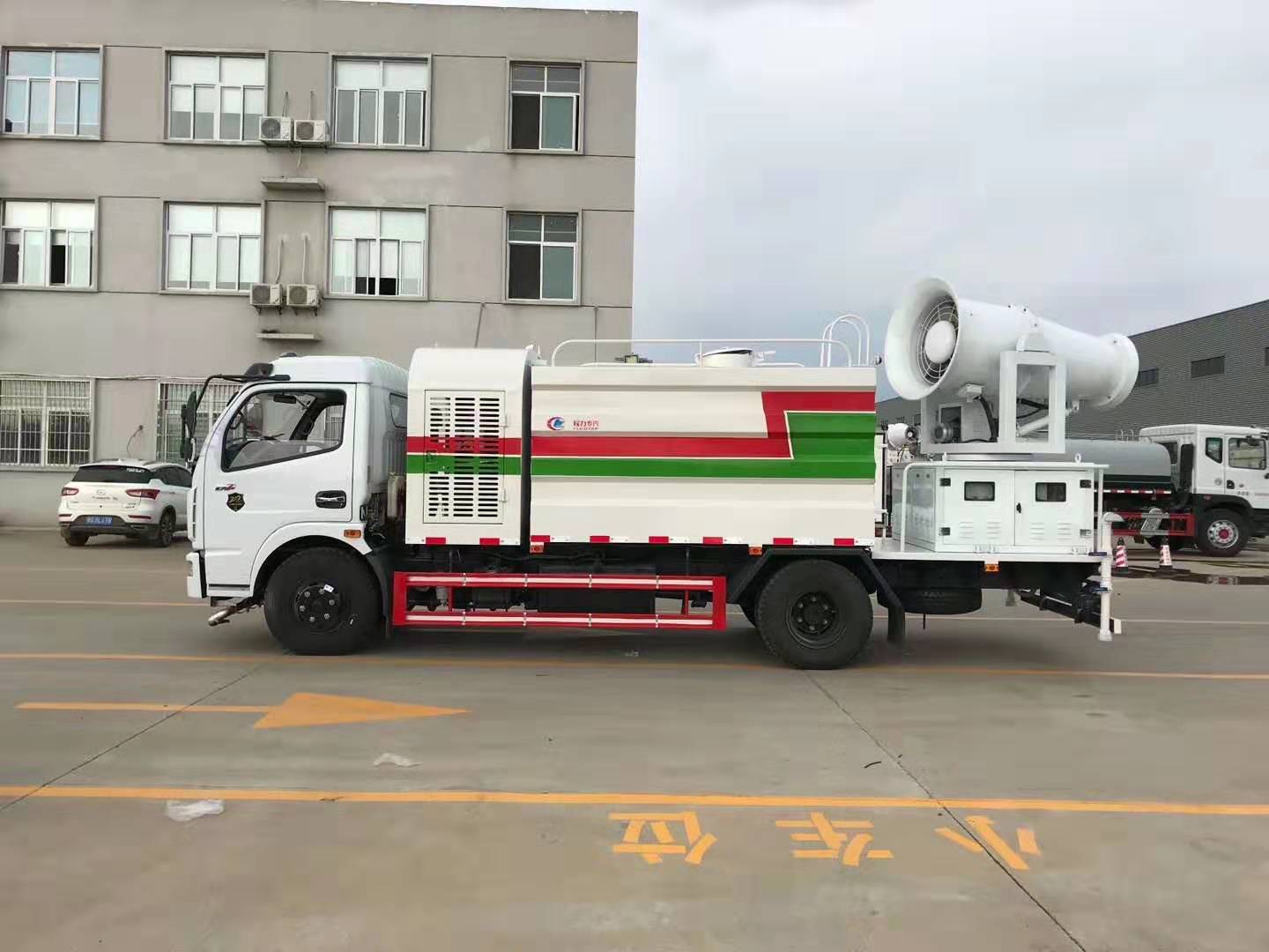 东风多利卡8方多功能抑尘车 实拍图
