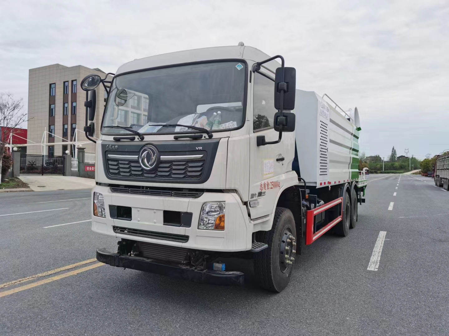 东风天锦后双桥多功能国六抑尘车
