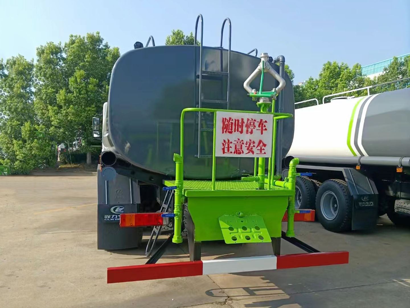 东风华神T5后双桥国六洒水车 实拍图