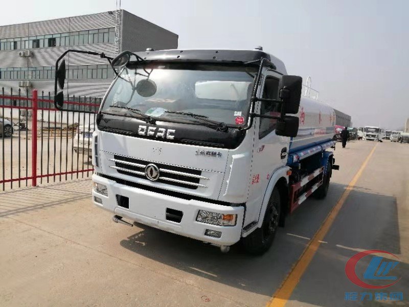 东风多利卡8.5方洒水车 实拍图