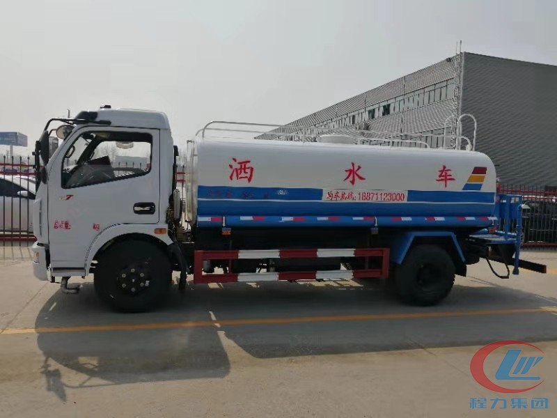 东风多利卡8.5方洒水车 实拍图