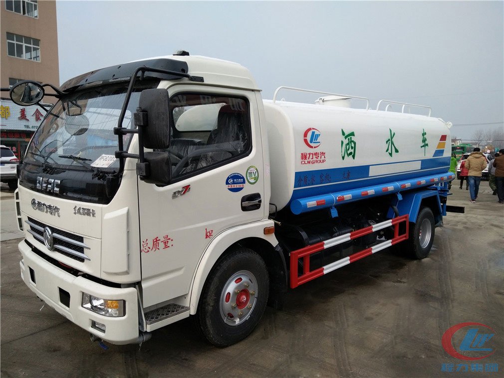 东风多利卡8.5方洒水车 实拍图