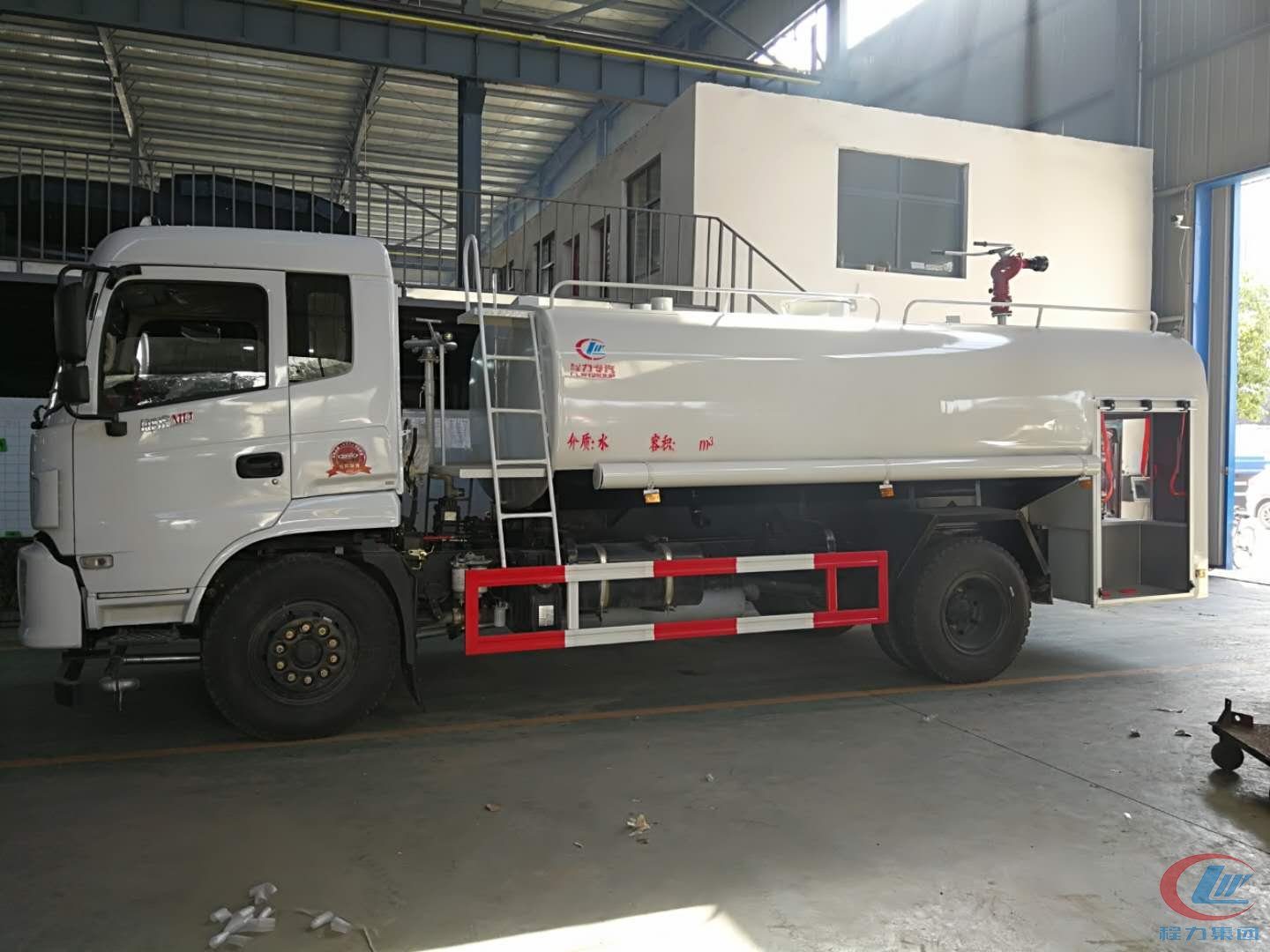 东风御虎10方消防洒水车 实拍图