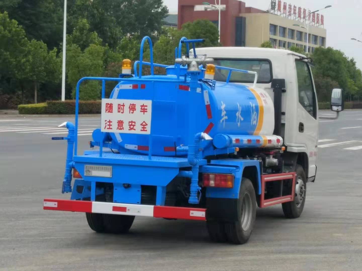 凯马蓝牌园林绿化洒水车 实拍图