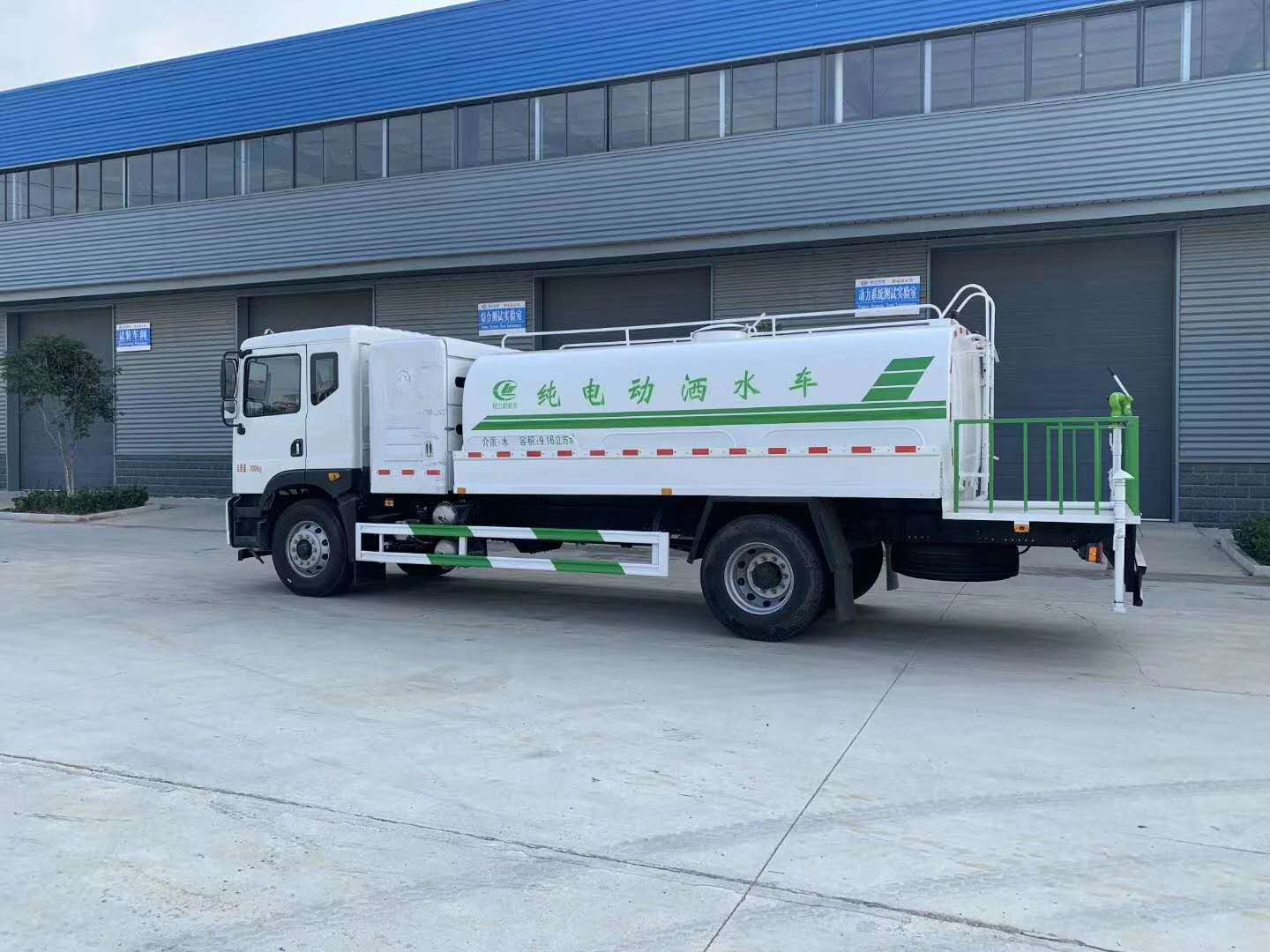 国六东风10方纯电动洒水车 实拍图