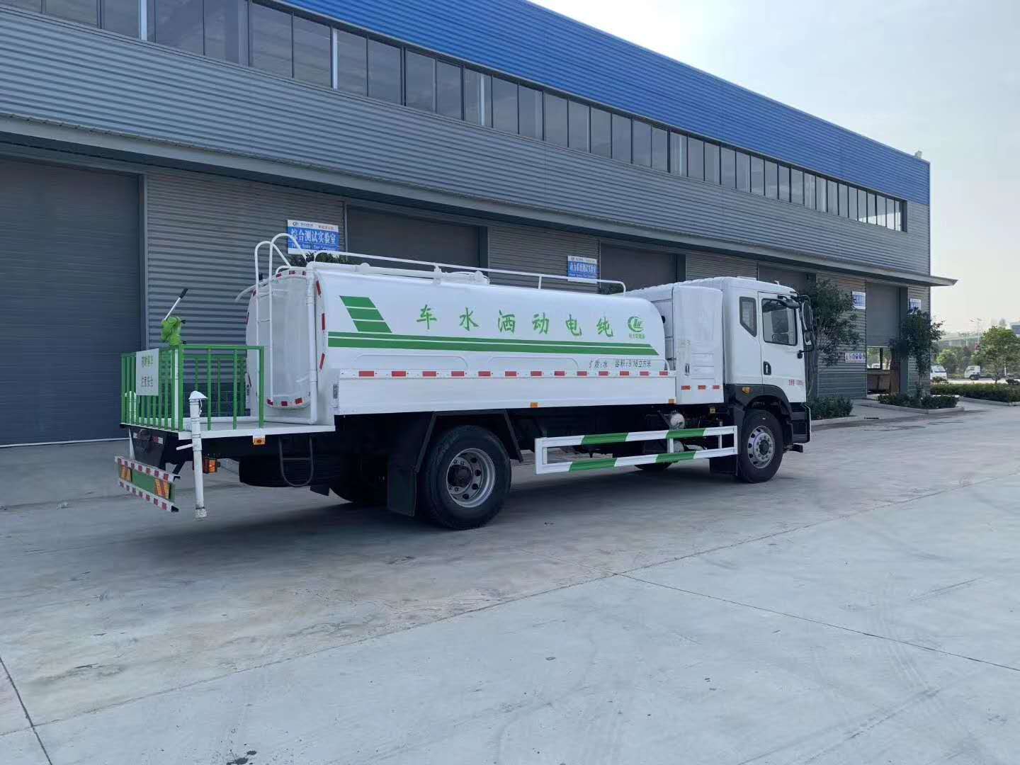 国六东风10方纯电动洒水车 实拍图