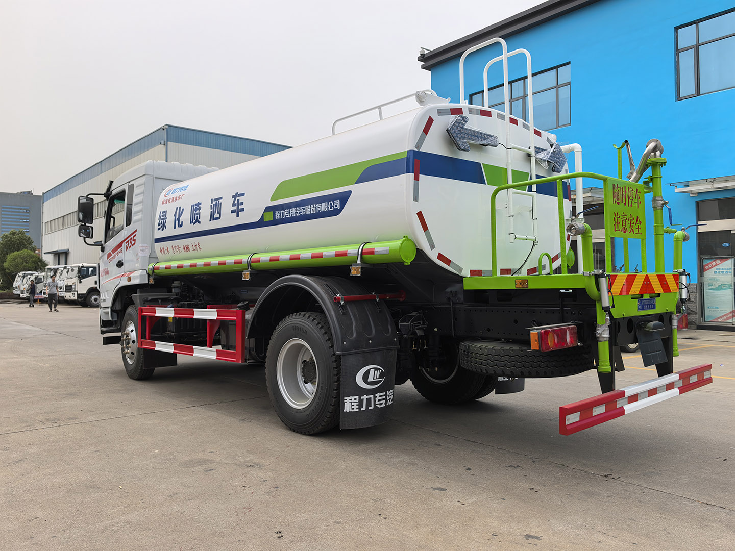 新款东风专底D3S绿化喷洒车,东风专用底盘13方洒水车 实拍图