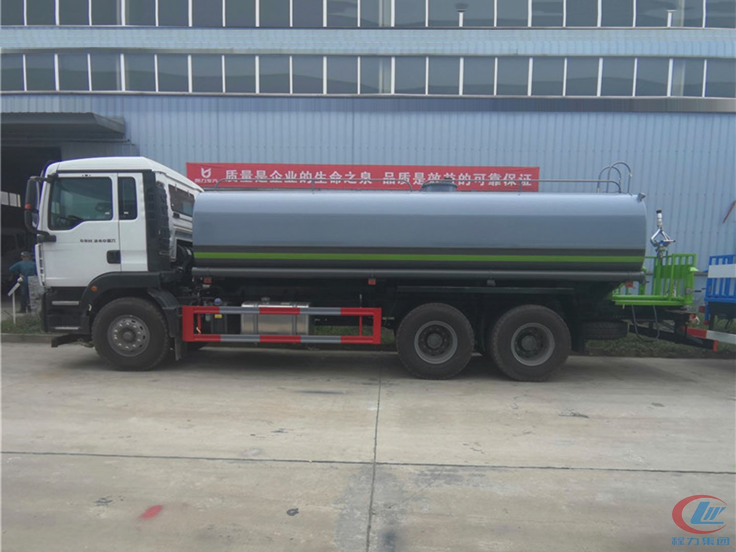 程力威牌国六重汽汕德卡后双桥20方洒水车 实拍图