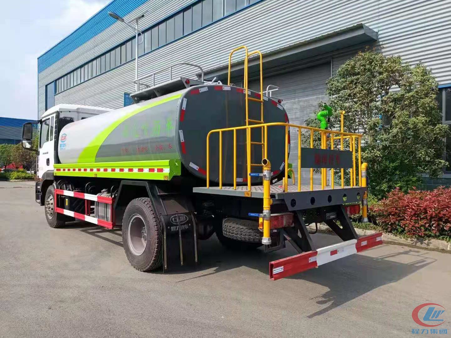 程力牌国六重汽汕德卡15方单桥洒水车 实拍图