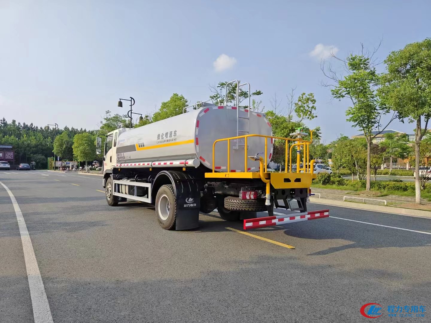 程力陕汽X9新款15立方绿化洒水车 实拍图
