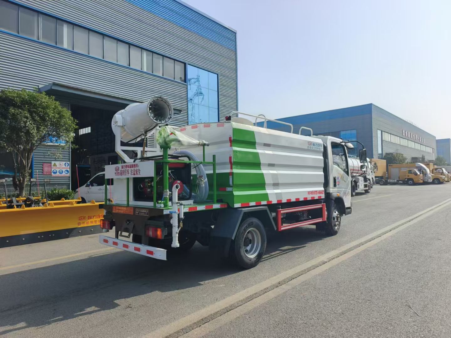 重汽豪沃7方蓝牌洒水车,7方多功能抑尘车 实拍图