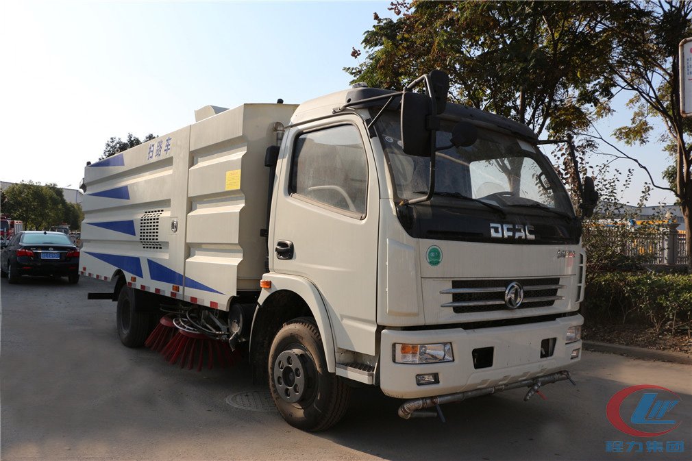 东风大多利卡D7扫路车 实拍图