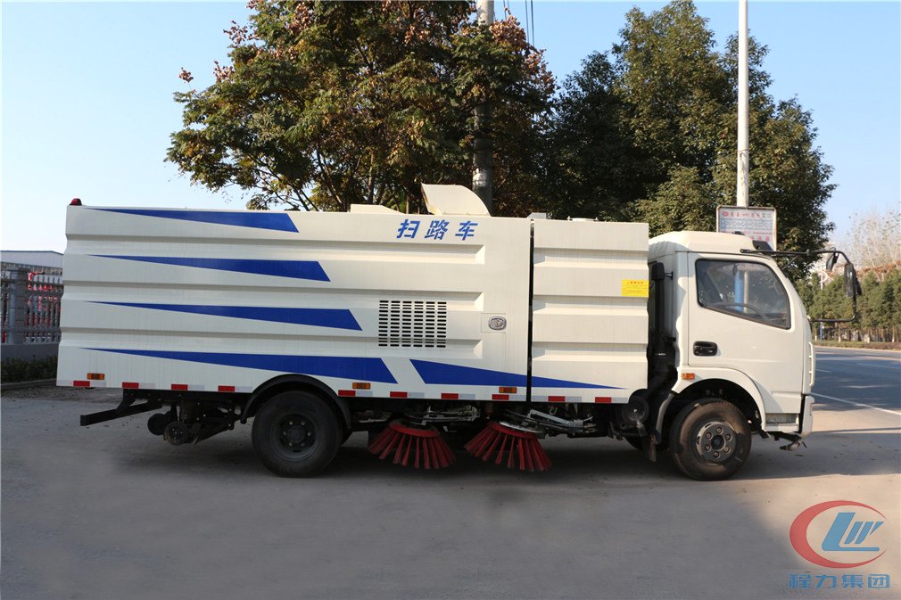东风大多利卡D7扫路车 实拍图