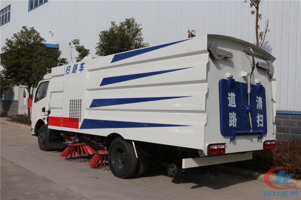 东风大多利卡D7扫路车 实拍图