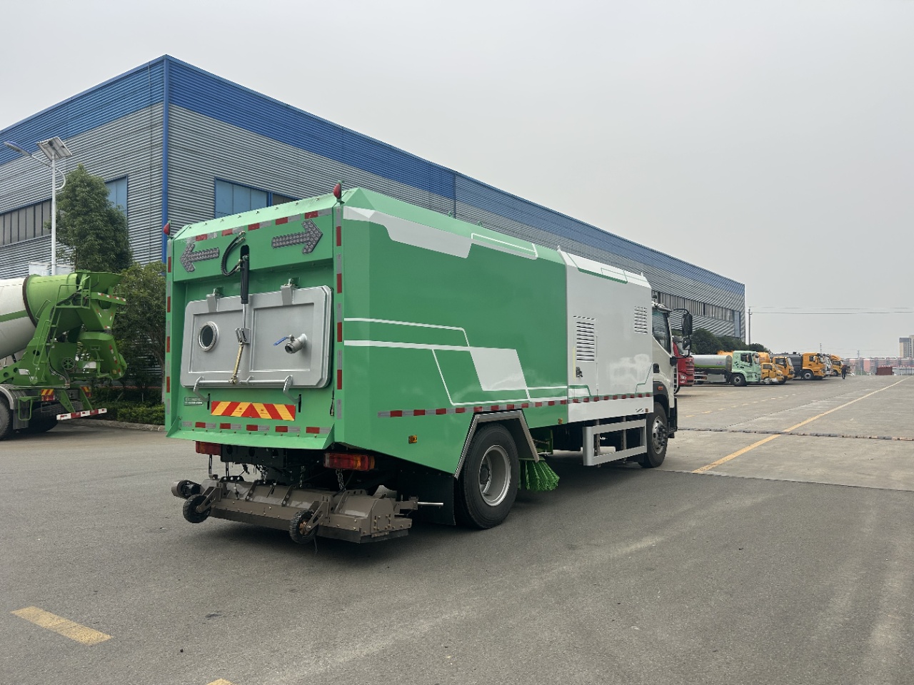 欧曼行星纯电道路污染清除车: CL5181TWQBEVAQZ 实拍图