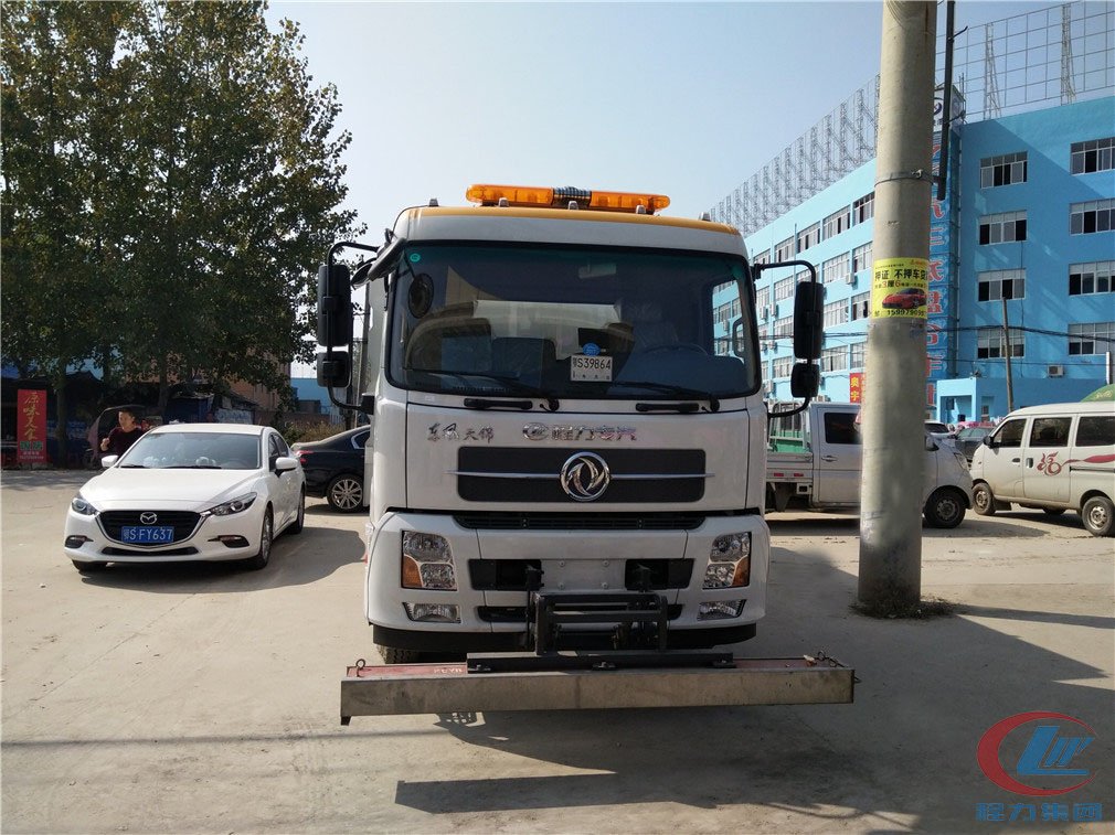 程力威东风天锦扫路车