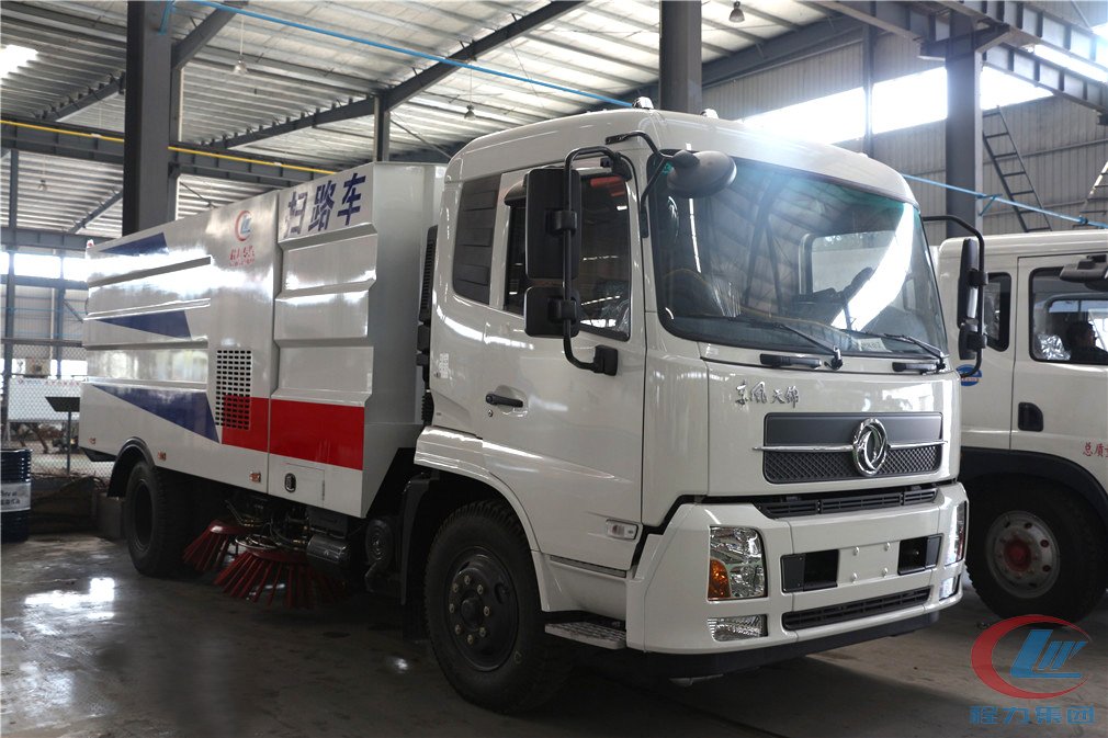 程力威东风天锦扫路车 实拍图