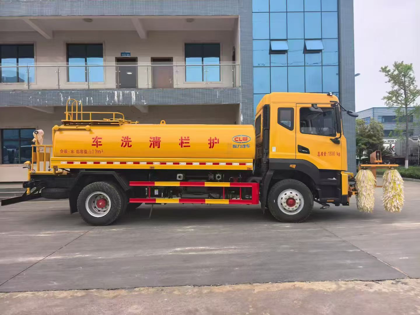 东风D9高速护栏清洗车 实拍图