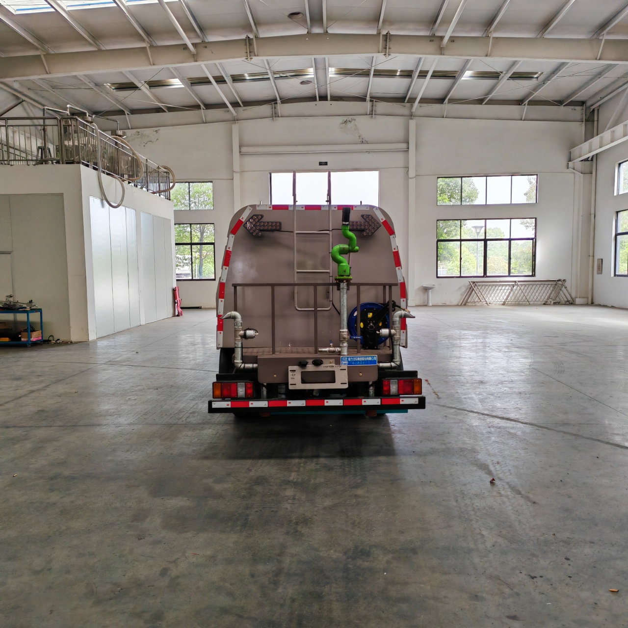 新能源华神4.5吨路面养护车,电动清洗车 实拍图