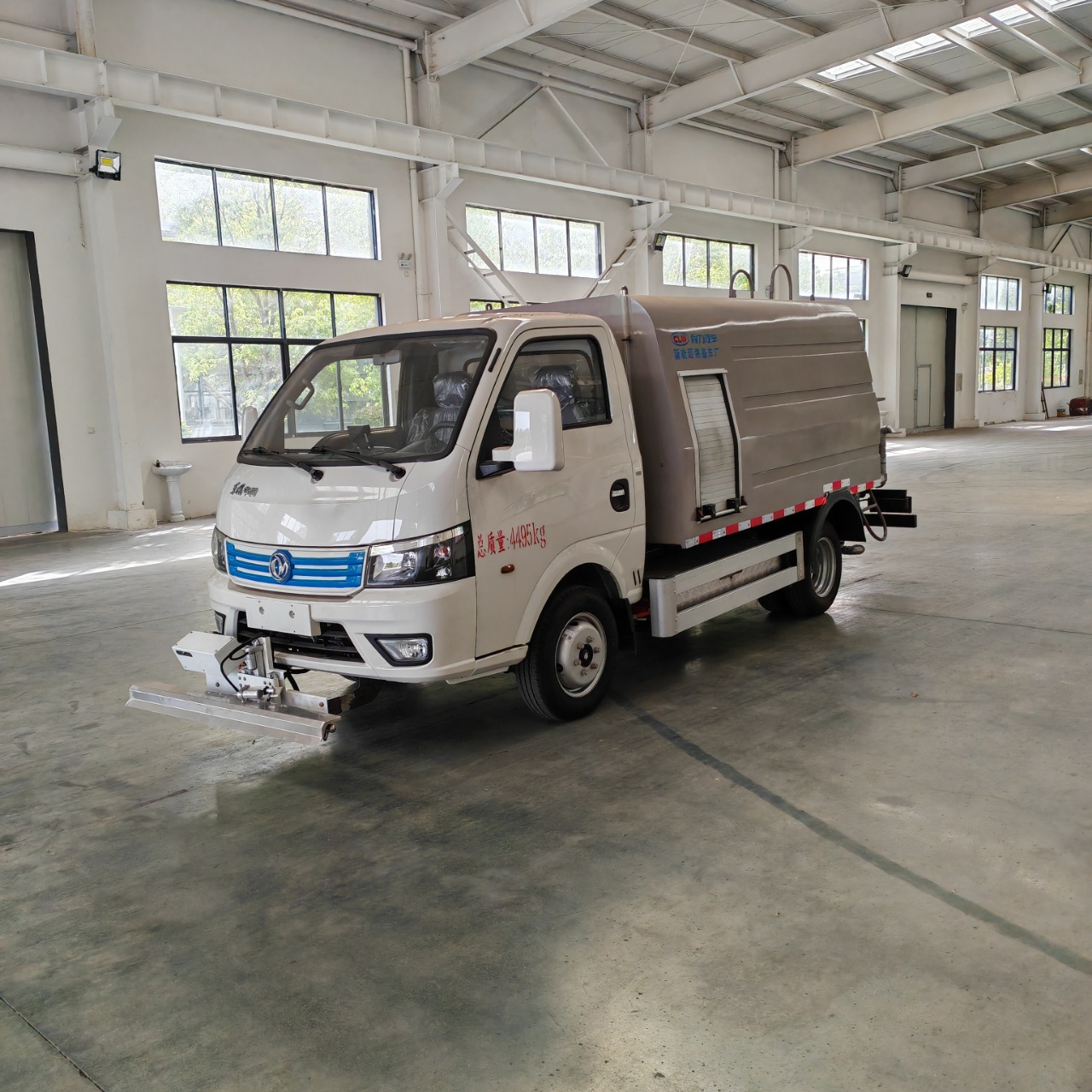 新能源华神4.5吨路面养护车,电动清洗车 实拍图