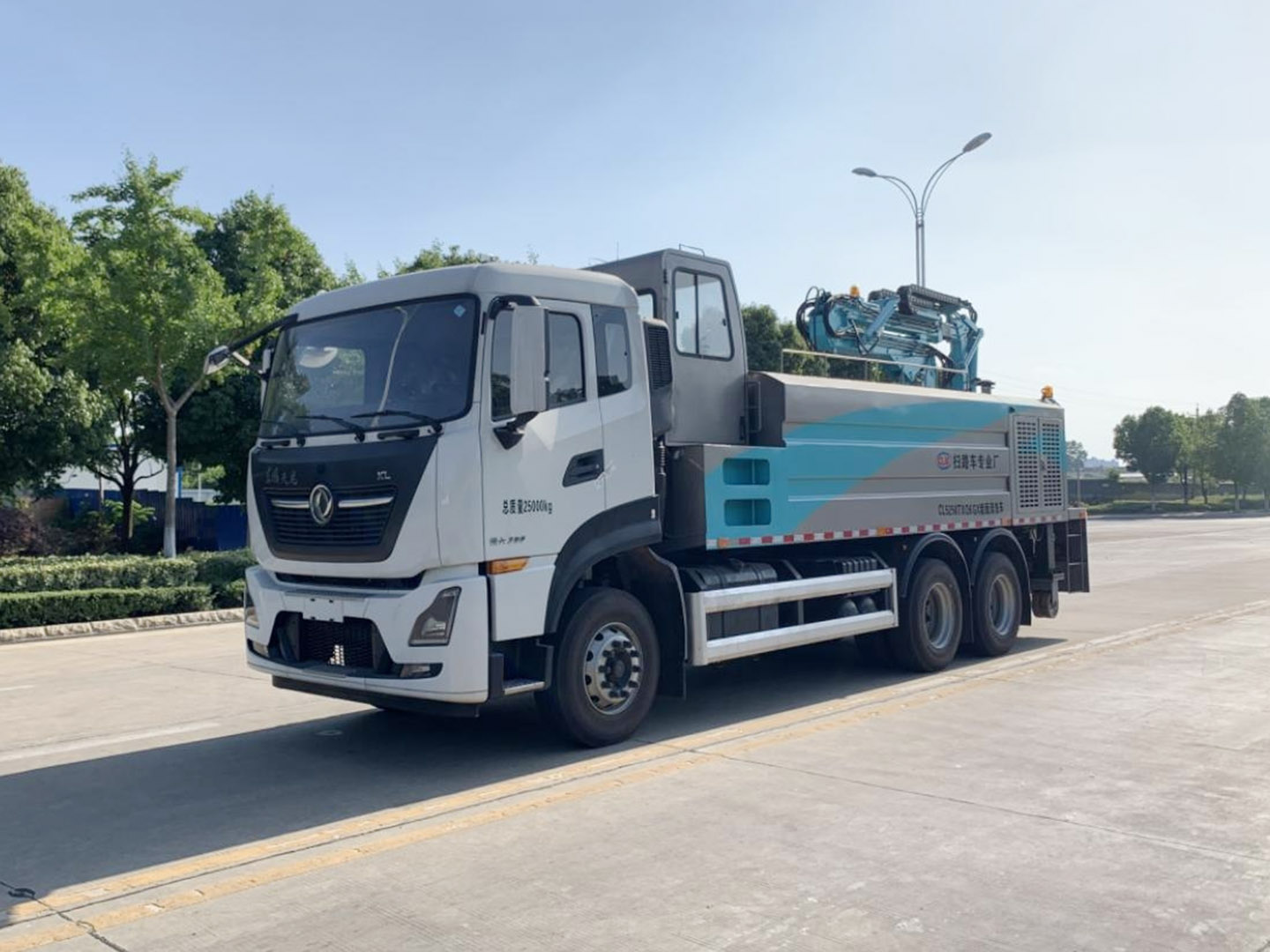 程力集团国六东风天龙后双桥墙面清洗车