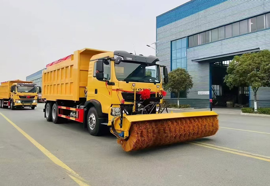 程力牌重汽豪沃后双桥除雪车带雪铲和雪滚