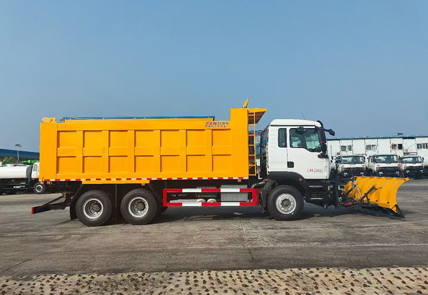 重汽汕德卡后双桥CL5251TCX6YC型除雪车 实拍图