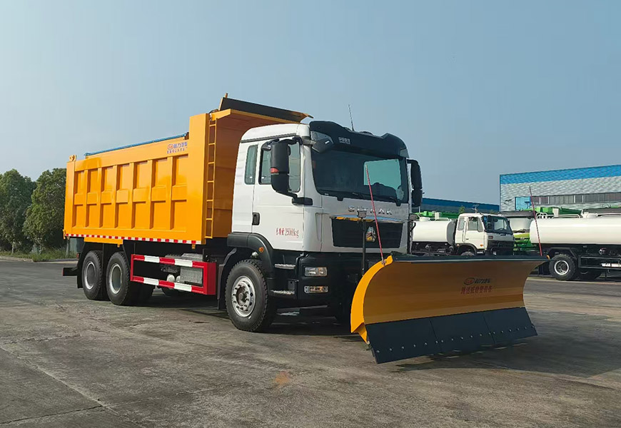 重汽汕德卡后双桥CL5251TCX6YC型除雪车 实拍图