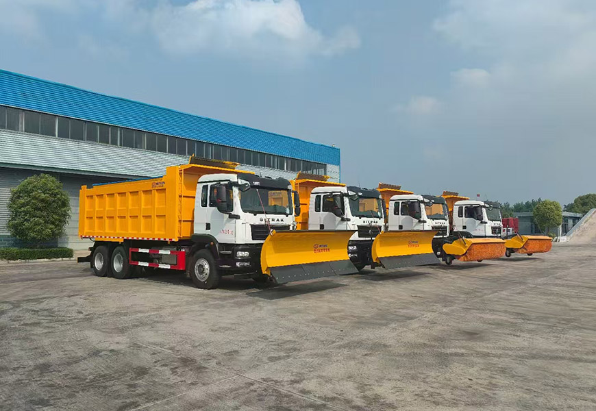 重汽汕德卡后双桥CL5251TCX6YC型除雪车 实拍图
