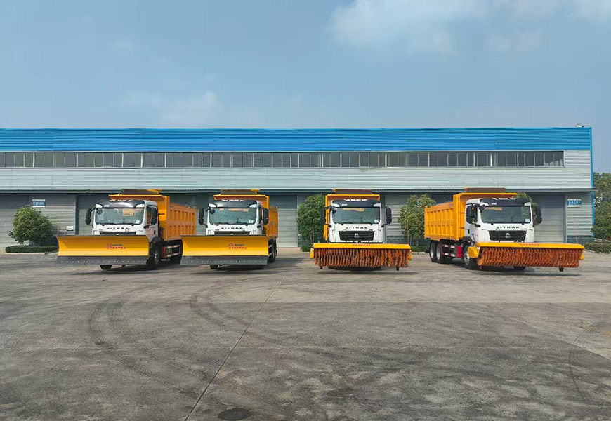 重汽汕德卡后双桥CL5251TCX6YC型除雪车 实拍图
