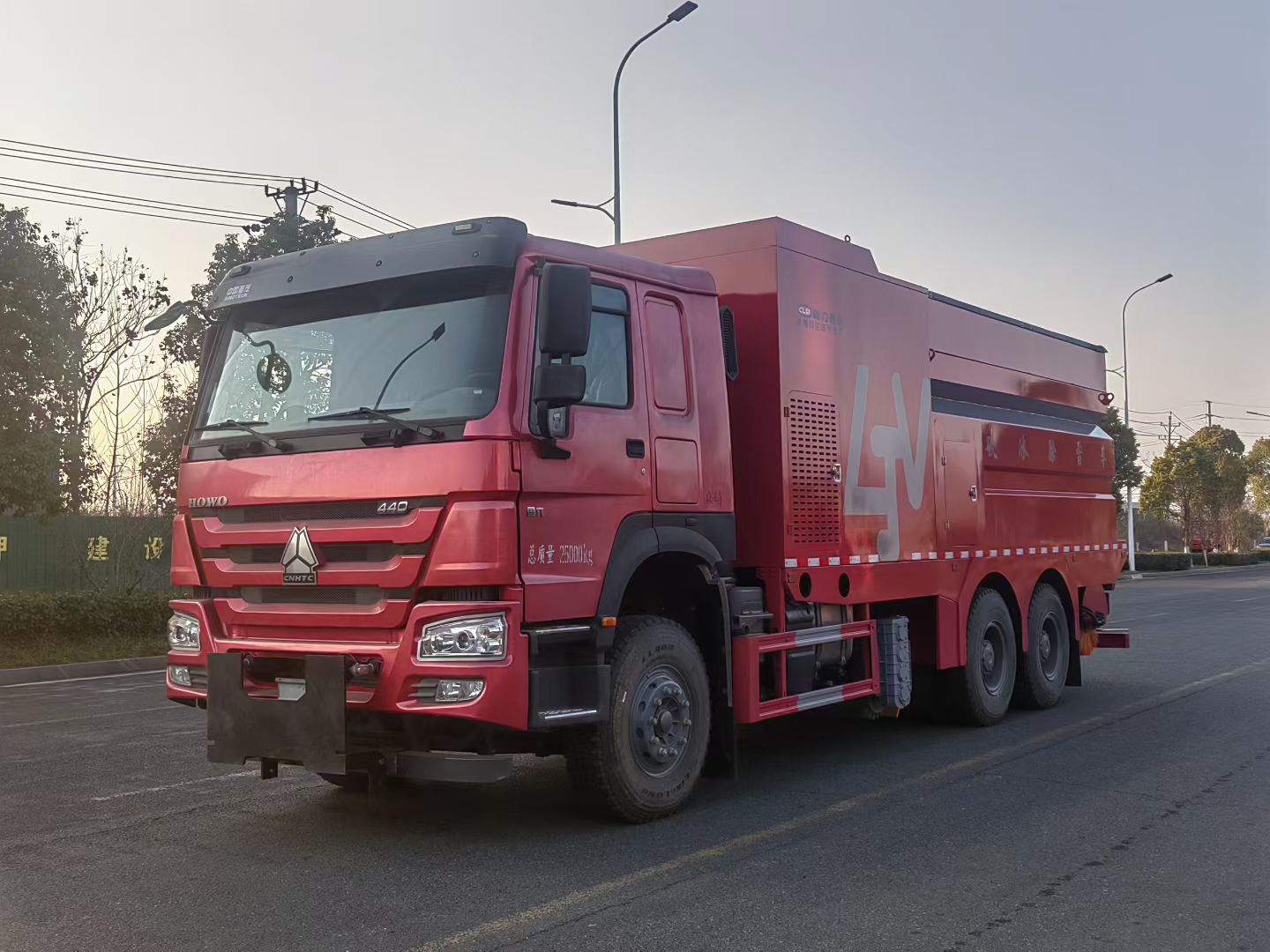重汽豪沃后双桥破冰除雪车,豪沃除雪除冰车 实拍图