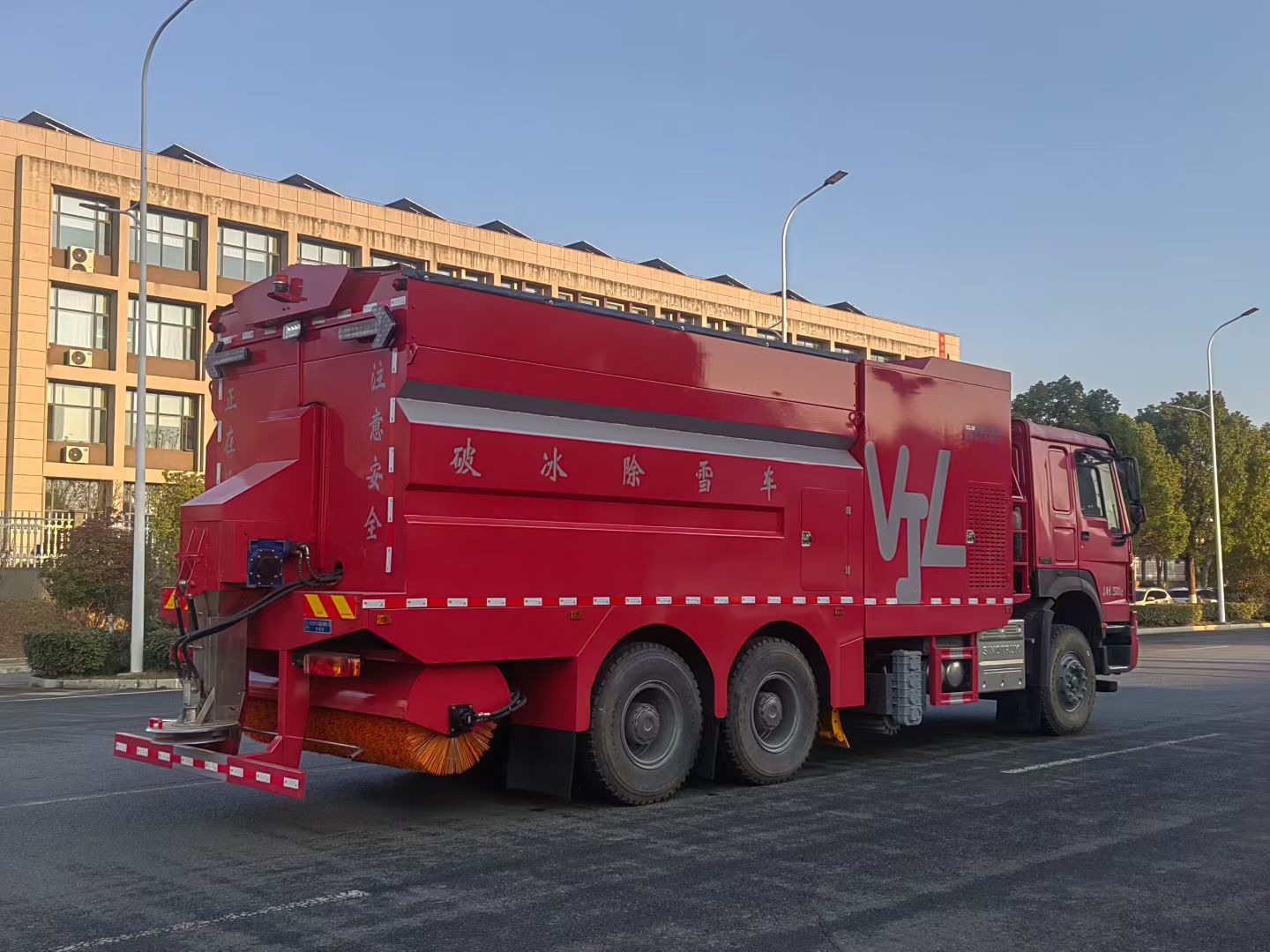 重汽豪沃后双桥破冰除雪车,豪沃除雪除冰车 实拍图
