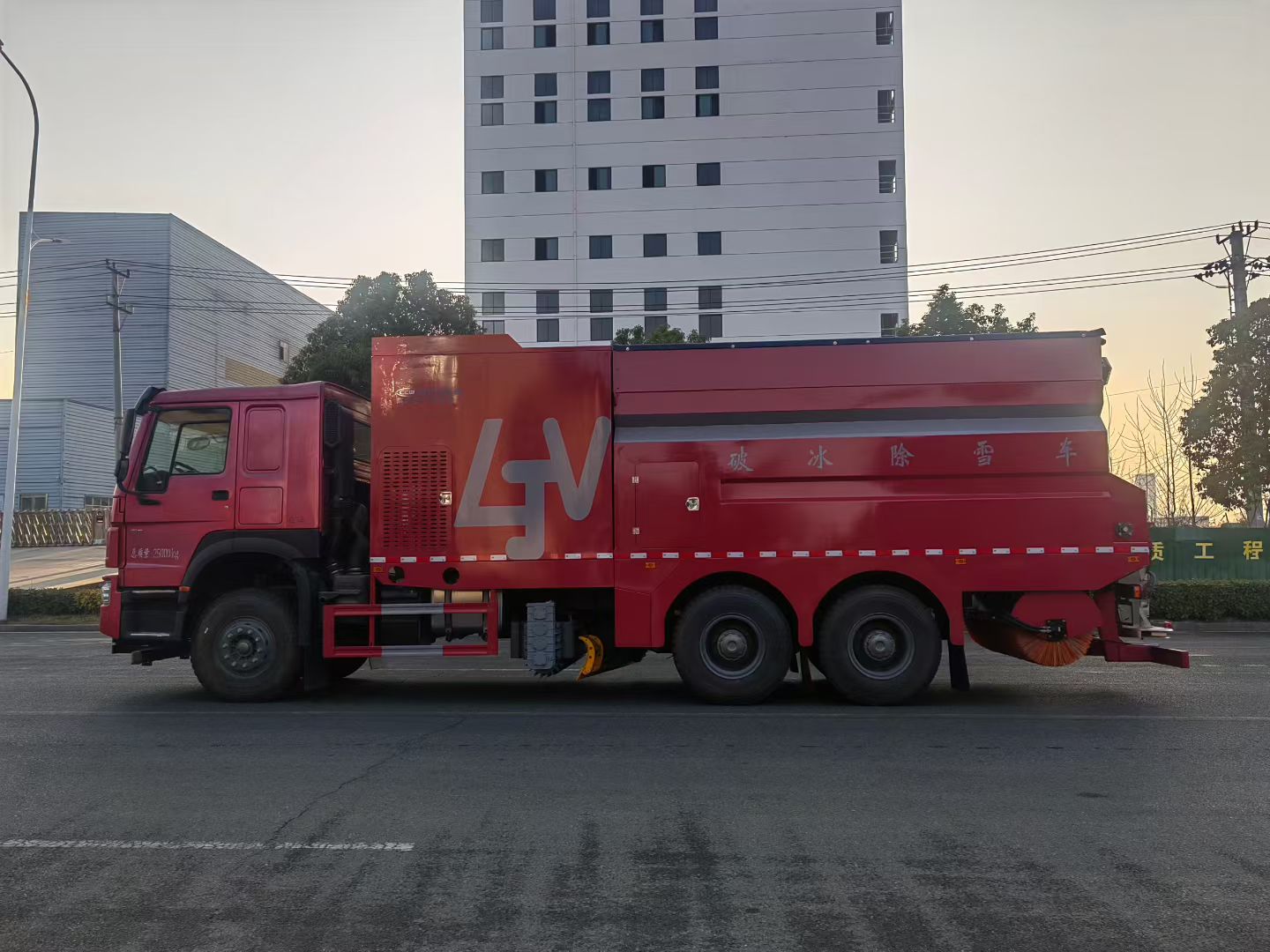 重汽豪沃后双桥破冰除雪车,豪沃除雪除冰车 实拍图
