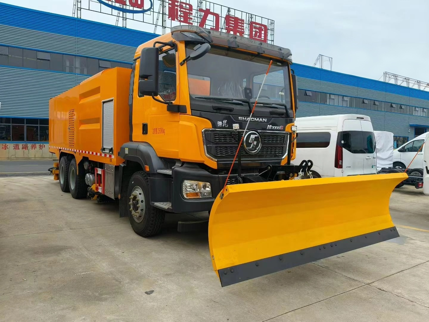 陕汽德龙SHACMAN多功能融雪破冰车,破冰除雪车 实拍图