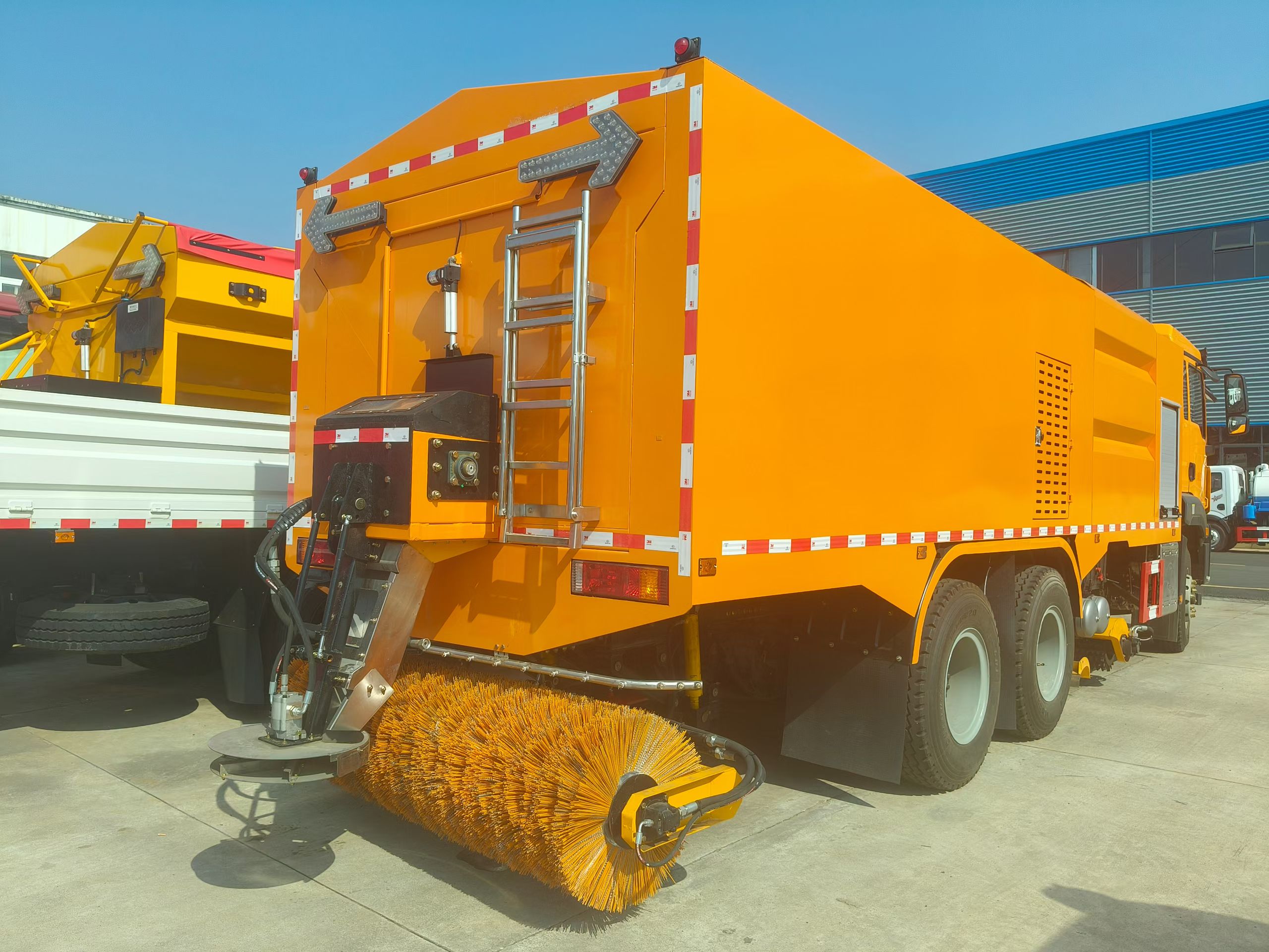 陕汽德龙SHACMAN多功能融雪破冰车,破冰除雪车 实拍图