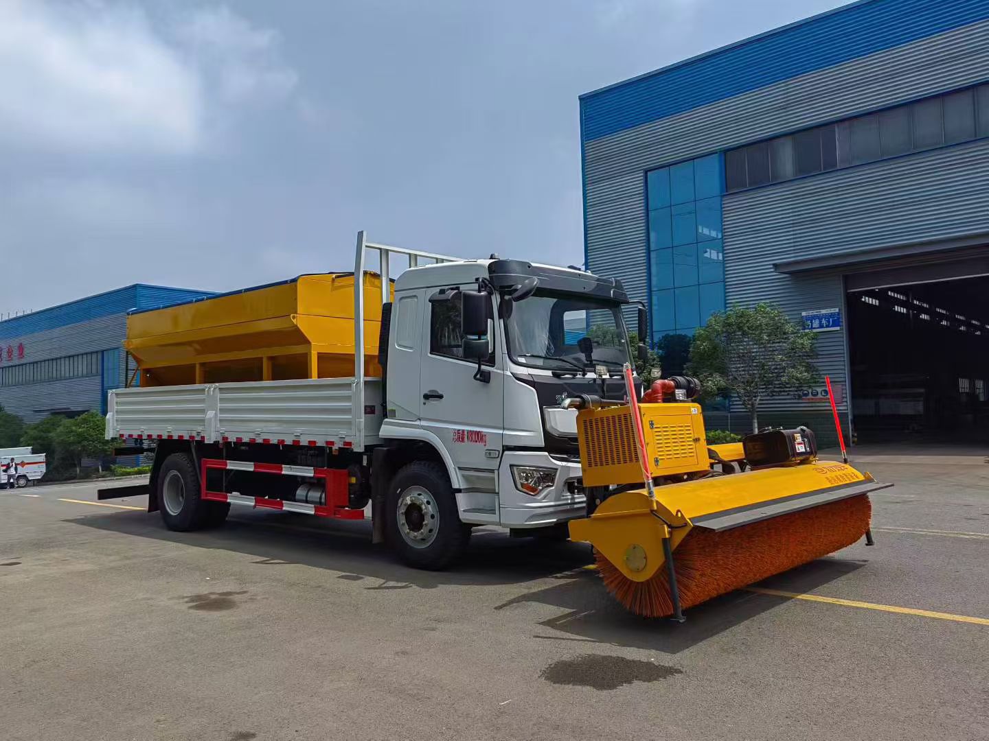 陕汽德龙单桥除雪车 整车型号:CL5183TCX6YC除雪车