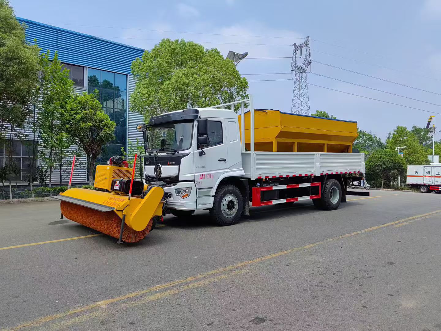 陕汽德龙单桥除雪车 整车型号:CL5183TCX6YC除雪车 实拍图