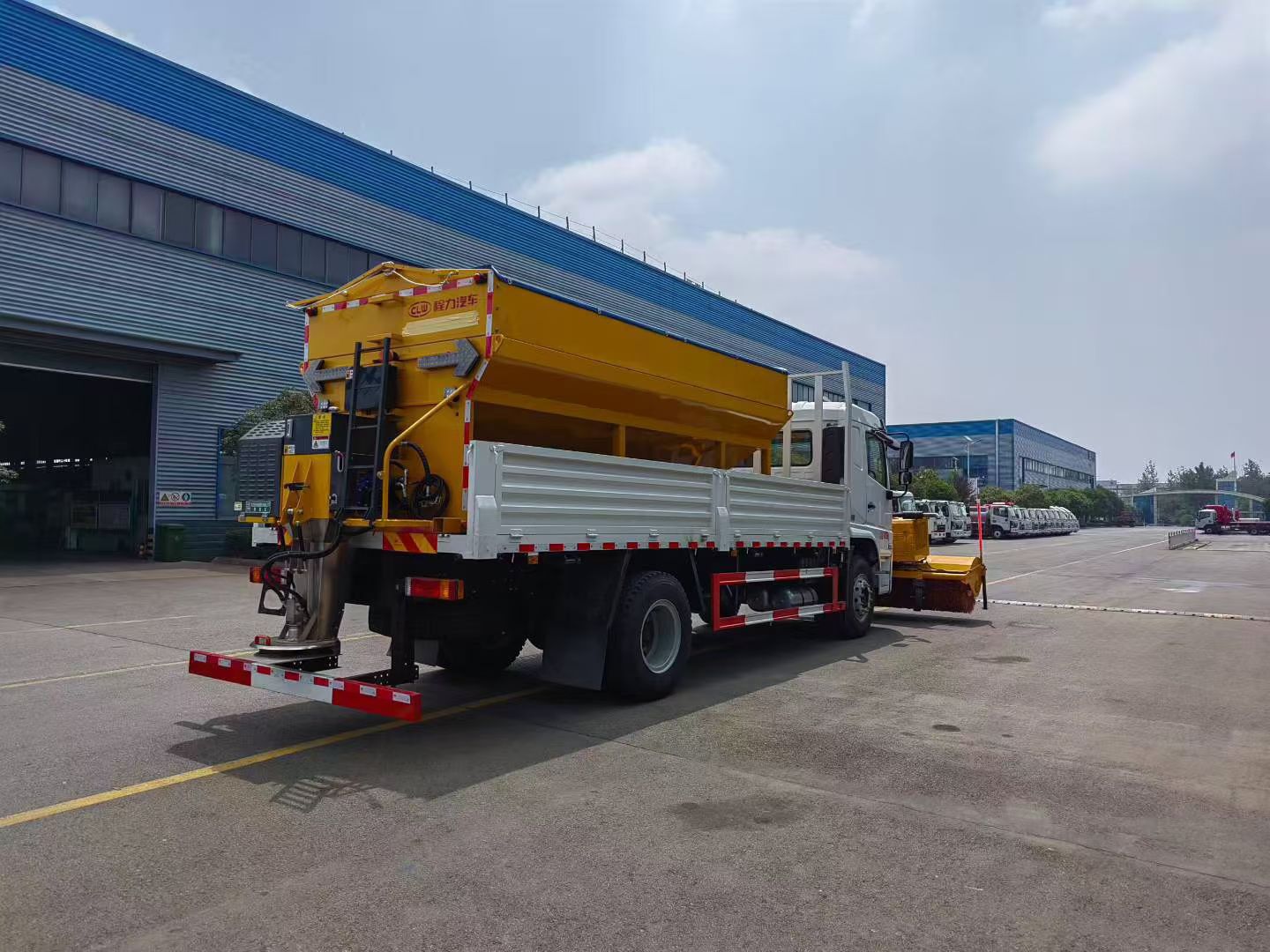 陕汽德龙单桥除雪车 整车型号:CL5183TCX6YC除雪车 实拍图