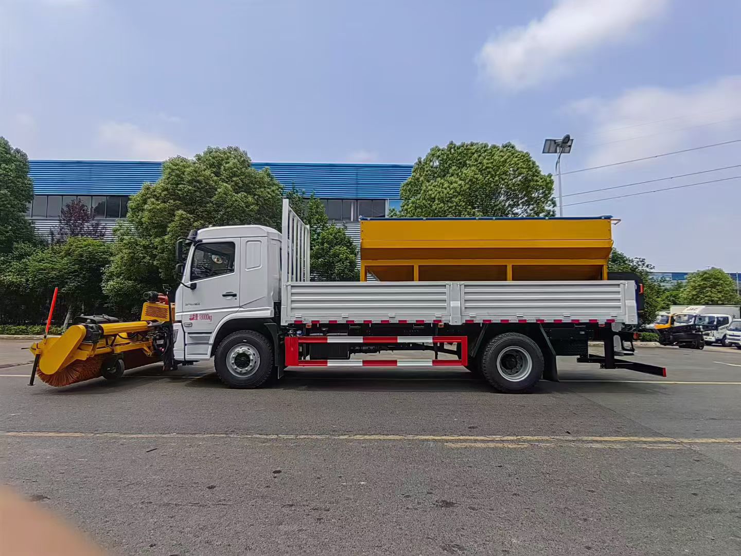 陕汽德龙单桥除雪车 整车型号:CL5183TCX6YC除雪车 实拍图