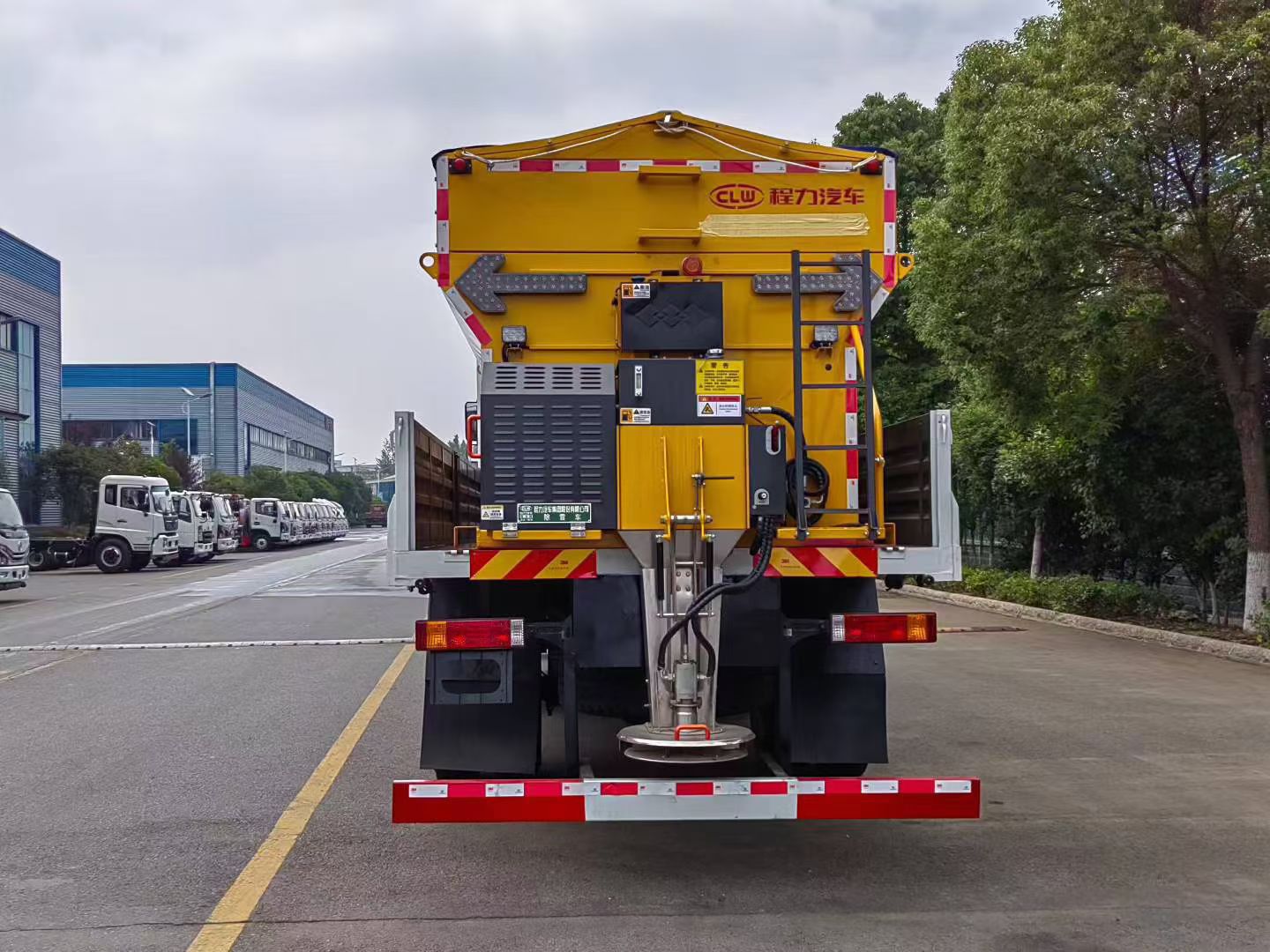 陕汽德龙单桥除雪车 整车型号:CL5183TCX6YC除雪车 实拍图