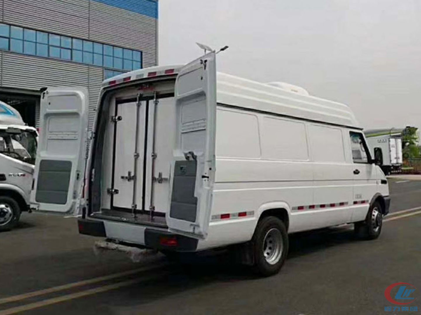 国六南京依维柯V40冷藏车 实拍图