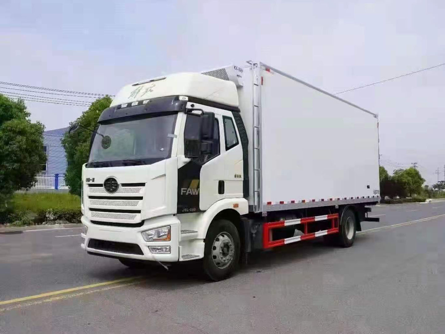 国六解放J6L高顶双卧冷藏车