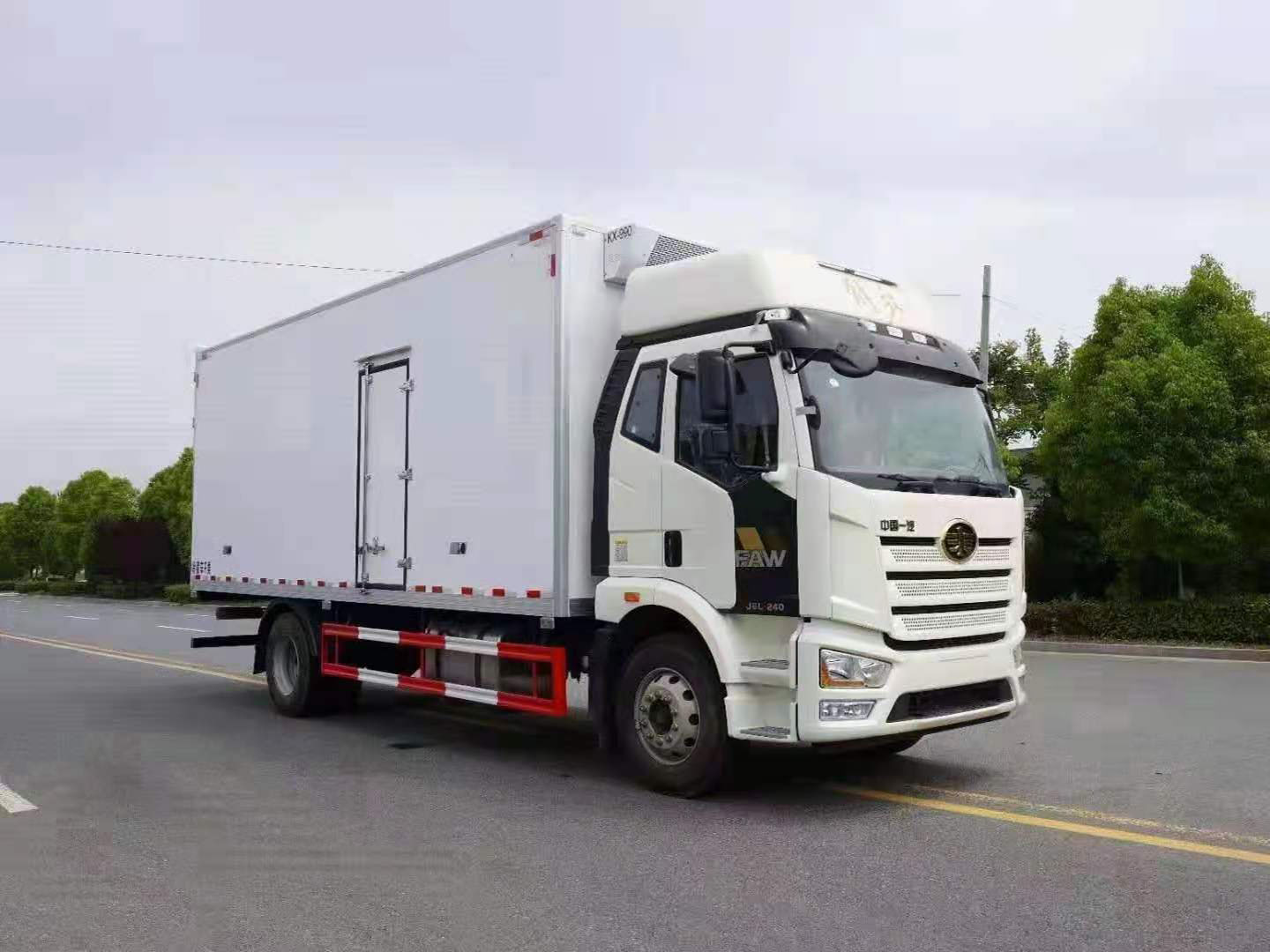 国六解放J6L高顶双卧冷藏车 实拍图