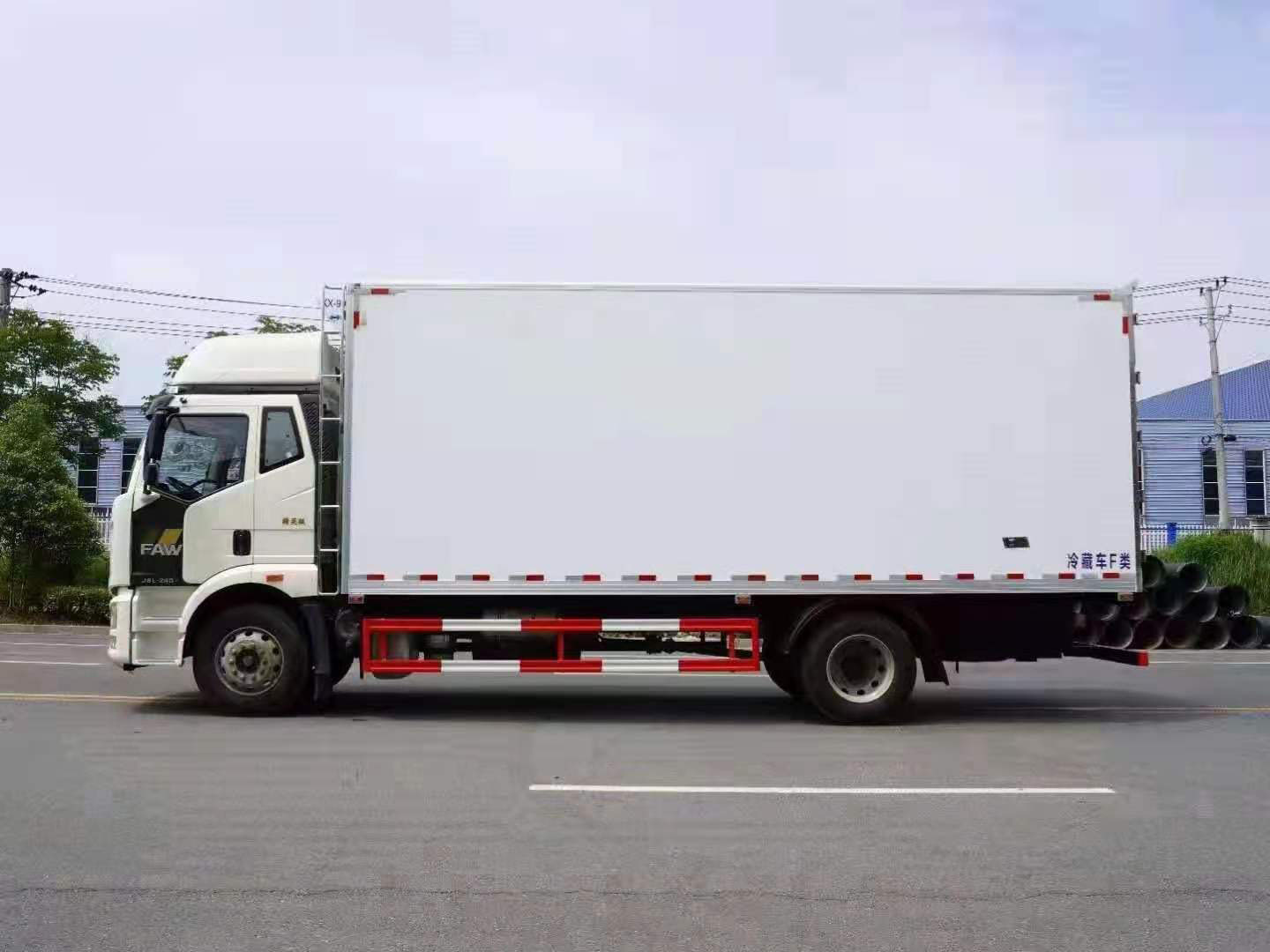 国六解放J6L高顶双卧冷藏车 实拍图