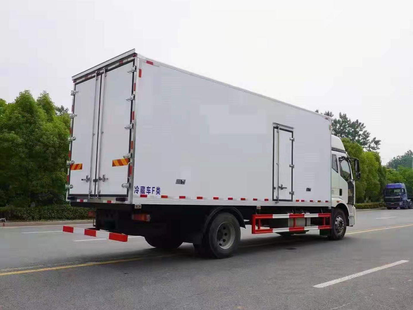 国六解放J6L高顶双卧冷藏车 实拍图