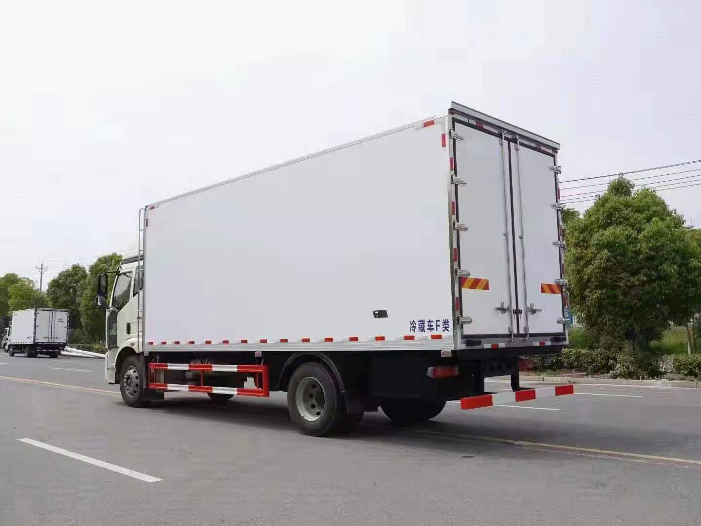 国六解放J6L高顶双卧冷藏车 实拍图