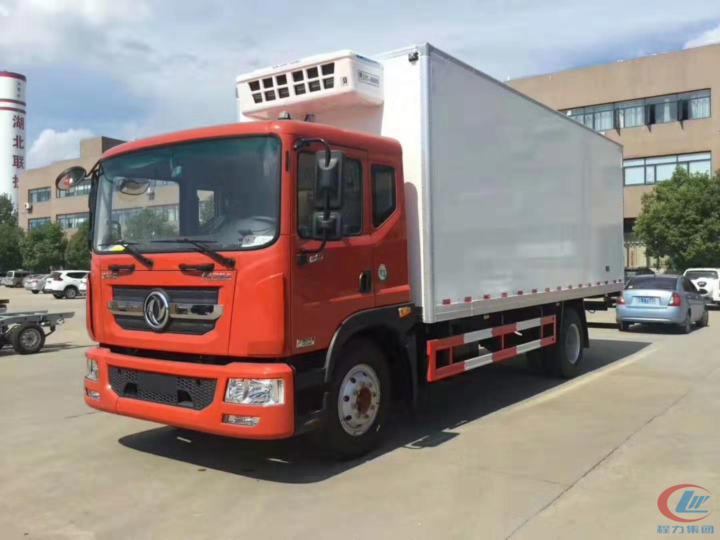 湖北程力东风多利卡D9冷藏车(厢长6.8米)