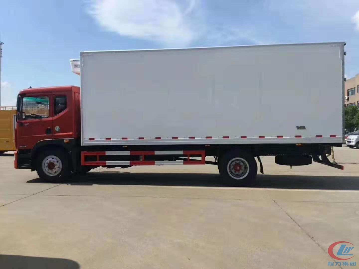 湖北程力东风多利卡D9冷藏车(厢长6.8米) 实拍图