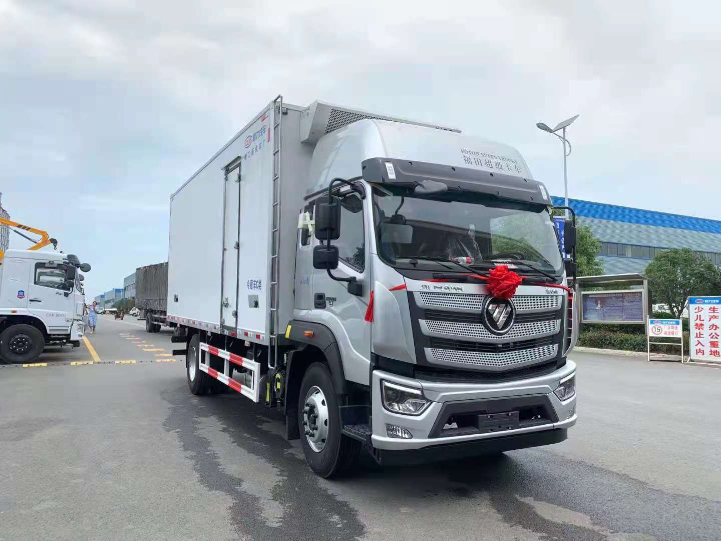 程力公司国六福田欧航高顶双卧6.6米冷藏车 实拍图