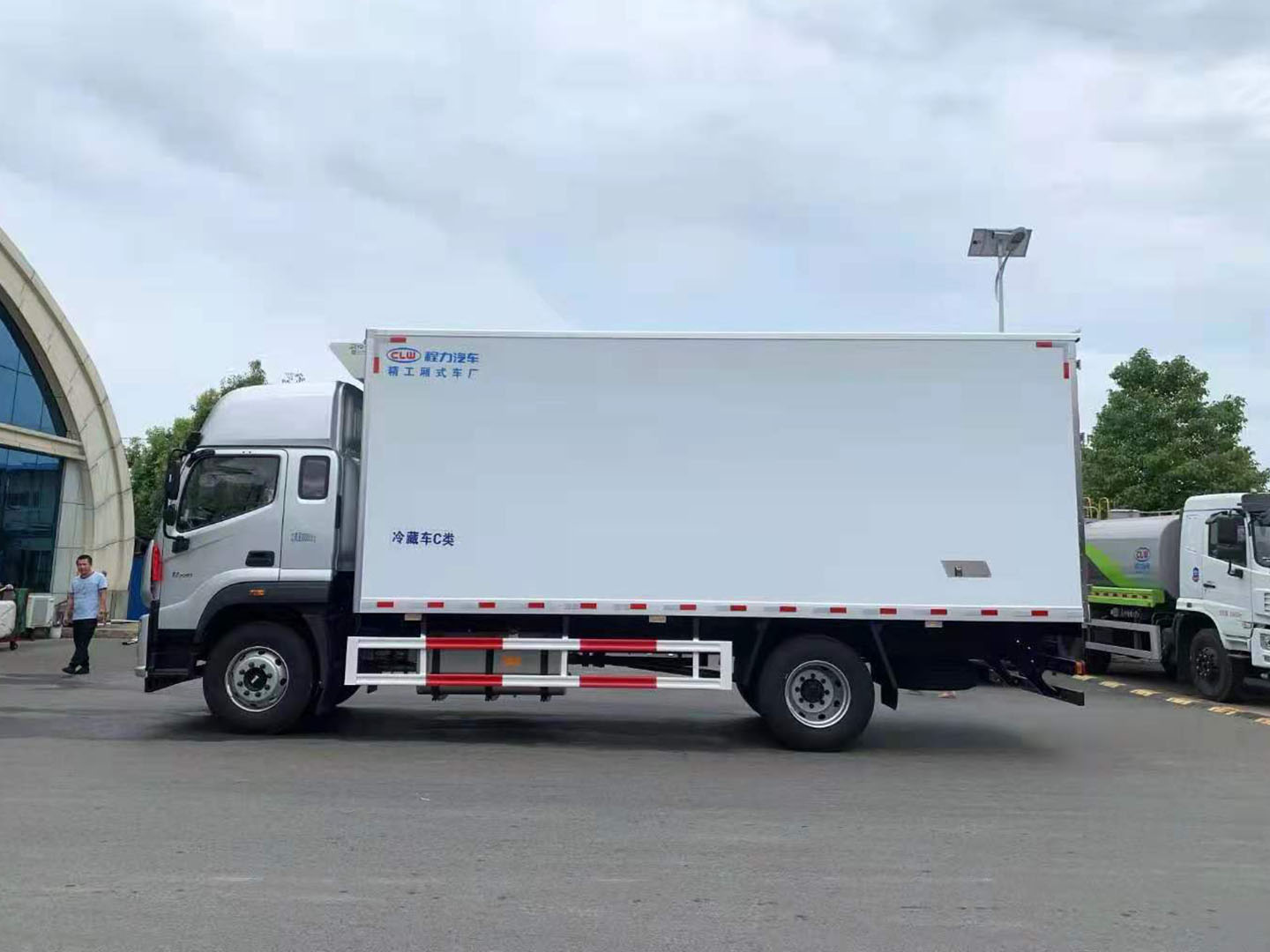 程力公司国六福田欧航高顶双卧6.6米冷藏车 实拍图